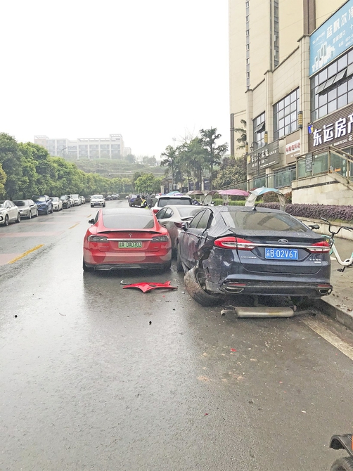 开车低头捡手机 瞬间剐蹭4辆车