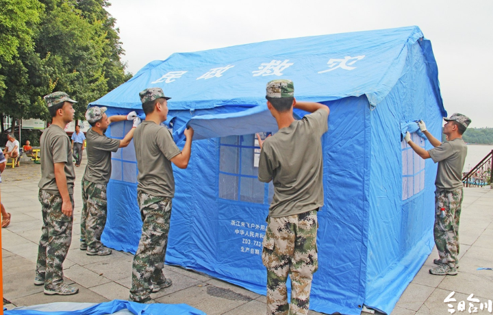 为应急救援队员在鸭嘴码头搭建救灾帐篷 记者周云摄