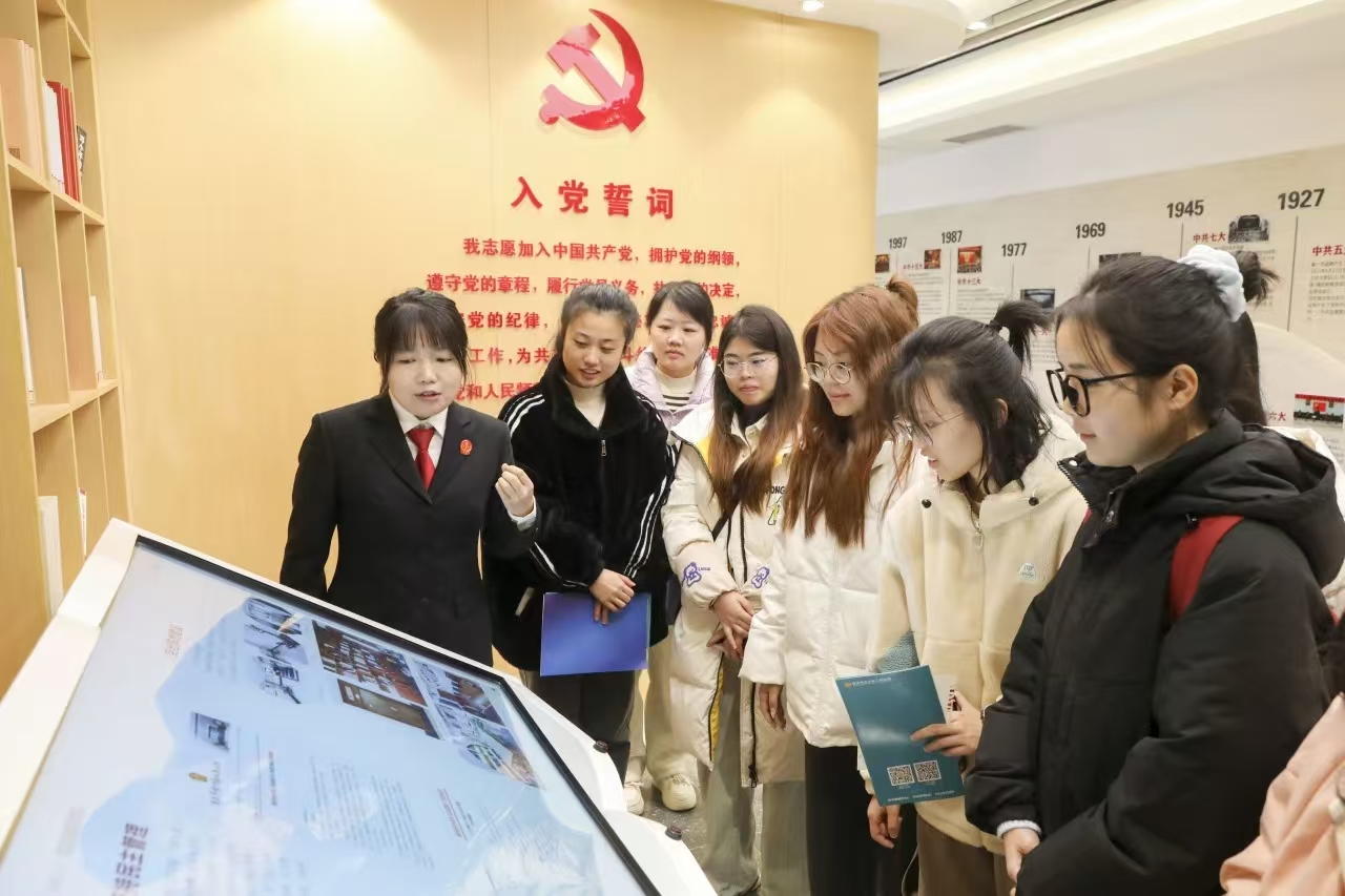 法院干警向师生们赠送《中华人民共和国宪法》及自编法律读本《身边的法律故事》，师生们共读宪法，声音洪亮、饱含热情，彰显他们对宪法的尊崇和敬畏。