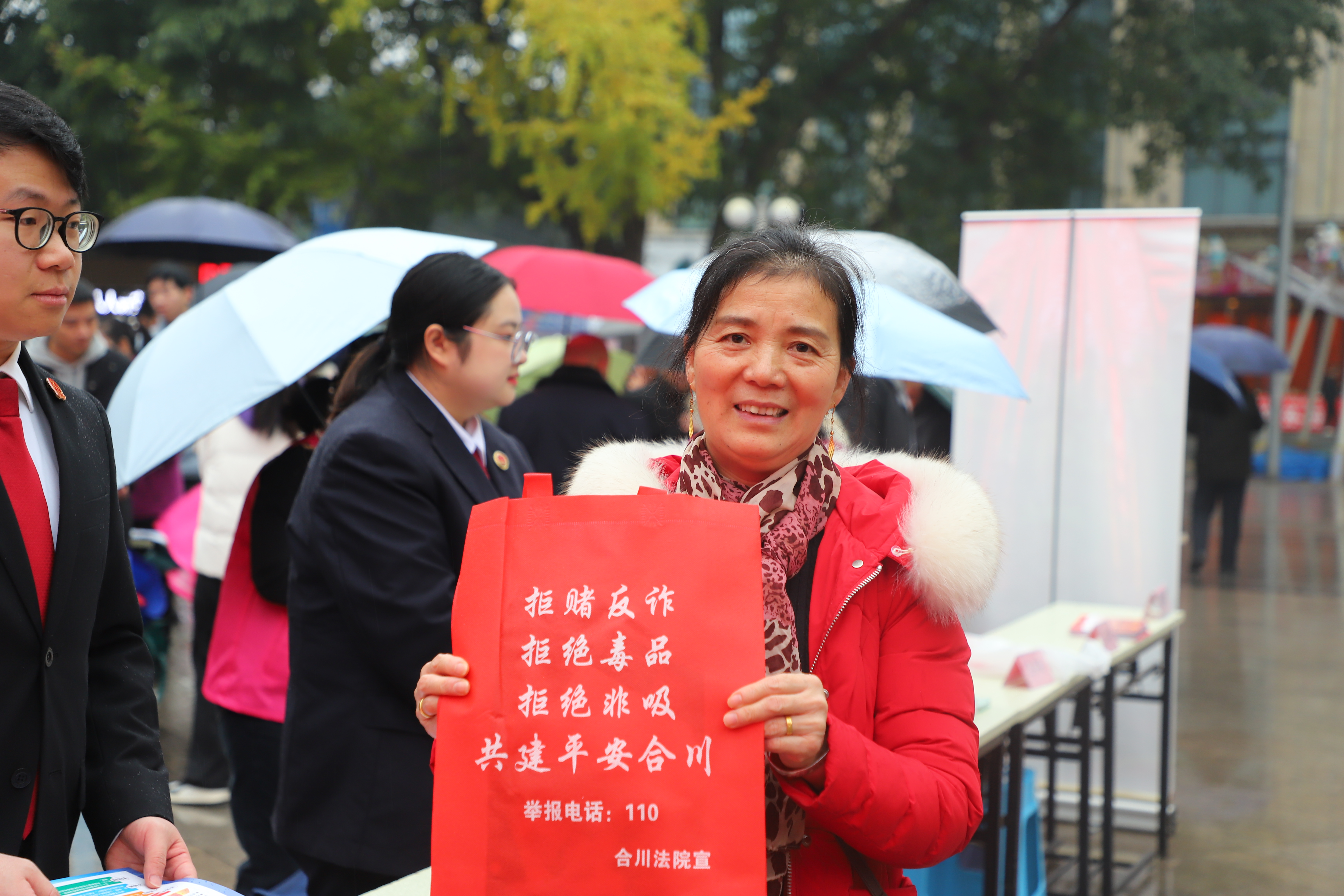活动现场，工作人员通过宣传展板、法律咨询、发放法律宣传资料、赠送普法产品等形式，向广大市民宣传《中华人民共和国宪法》等法律法规。