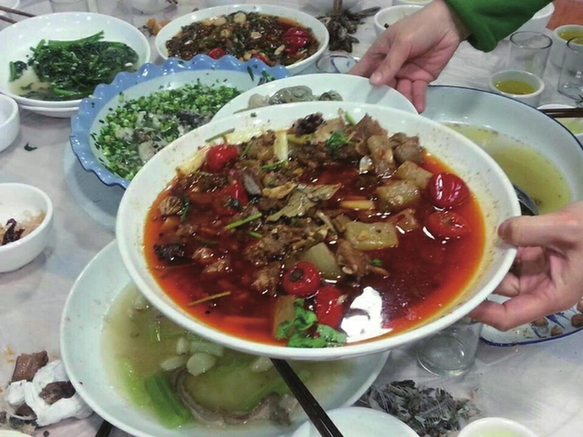 小餐桌牵动着大文明。奢侈浪费,剩菜满桌;劝酒暴饮,大声喧哗;不讲卫生,垃圾遍地在林林总总的餐桌不文明现象中,不乏你我的身影。种种餐桌陋习,暴露出市民素质的不足,凸显着城市文明的短板。日前,记者去到城区部分高校食堂、餐馆等处,就市民餐桌浪费行为进行调查,发现这一现象仍然存在。 高校食堂部分学子未能光盘 10月24日上午11时30分,记者去到位于合阳城街道假日大道的重庆邮电大学移通学院食堂。食堂墙上随处可见一粒米千滴汗水,粒粒粮食汗珠换谁知盘中餐,粒粒皆辛苦等警示标语。这时,已不少