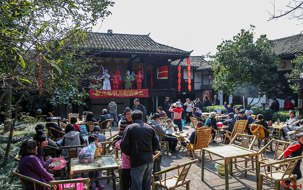 这是每周末都会在涞滩古镇戏台上演的一场川剧表演,这是一支平均年级