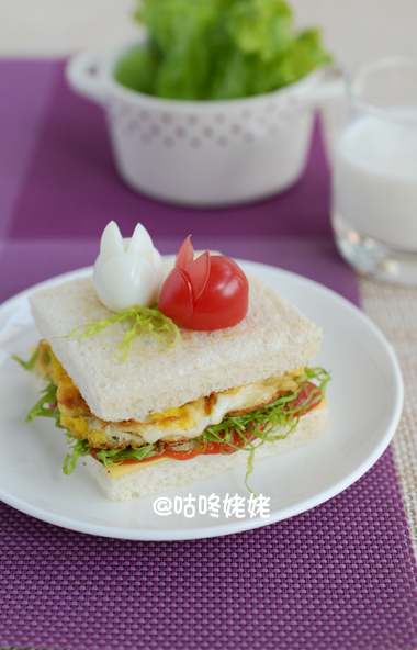 鸡蛋番茄三明治:变变花样吃早餐
