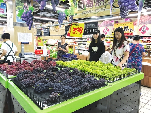 炎炎夏日葡萄热卖 价格普遍下降受市民追捧