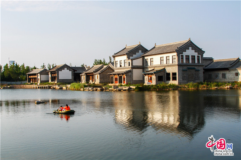 绝美的青岛西海岸新区,梦幻的青岛西海岸新区,旷远的青岛西海岸新区,丰饶的青岛西海岸新区青岛西海岸新区的魅力令人迷醉、令人无法抗拒。记者韩加君 摄 在青岛西海岸新区的风景线里,让人心醉的内容太多,这里大手笔进行的城市建设给人留下了深刻而难忘的印象,进入新区,总是让人的心情为之振奋、为之陶醉。可以毫不夸张地说,青岛西海岸新区就像是我们大家一起真诚呵护、精心培养的孩子,她的心气和希望可以从她健美的形象中显露出来,通过那一条条风景迷人的现代化道路亲情纽带的连接,她的开放气质是那么鲜明、超凡脱俗。位于
