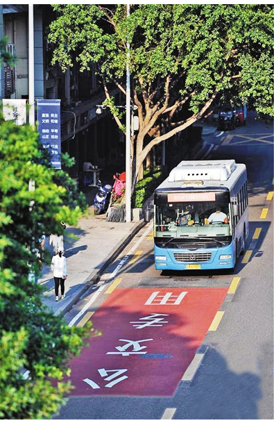 自去年建成肖家湾—两路口,大坪—杨家坪两条公交优先道后,今年将