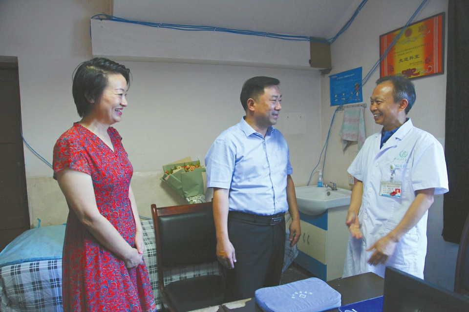 区领导带队开展医师节慰问活动 祝全区医师和医务人员节日快乐