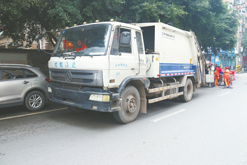 垃圾车正在收集转运垃圾
