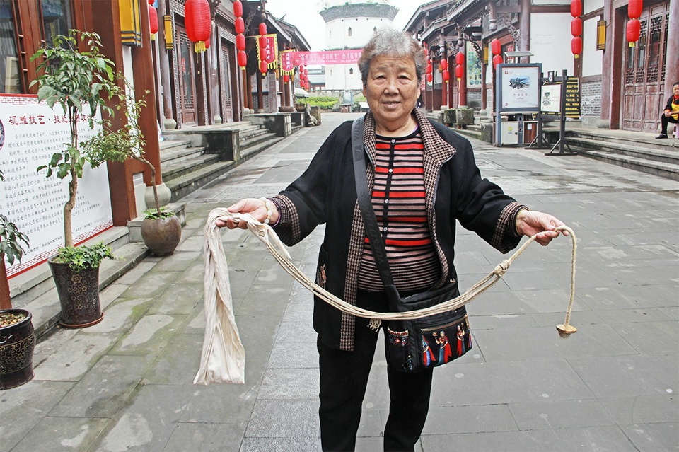 吴秀兰展示拉船老工具