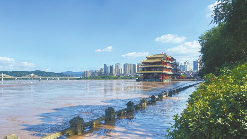 七月十二日下午五时,洪水漫上嘉滨路马道 记者刘鑫宇摄