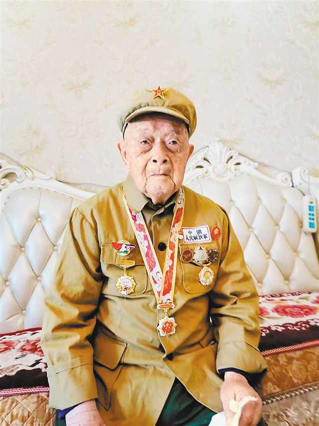 戴着军功章的蒋诚.(受访者供图)