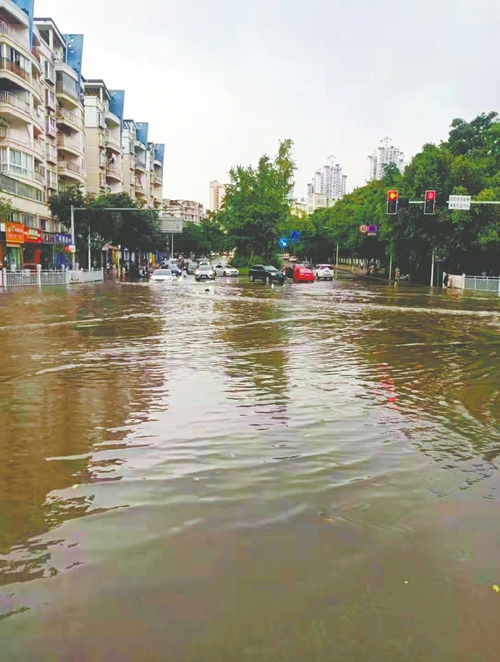 图片新闻我区出现雷阵雨天气城区最大雨量达693毫米