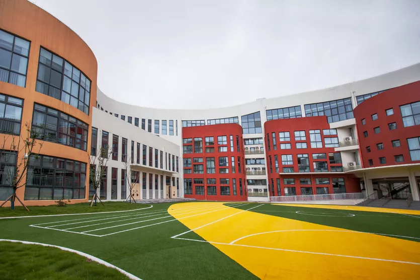 9月1日上午,在合川区久长街小学天福巷校区崭新明亮的教室里,24个班的