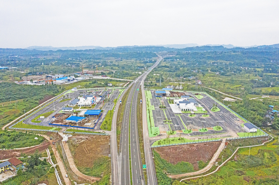 合长高速草街服务区 记者 陈诚 李文静 摄