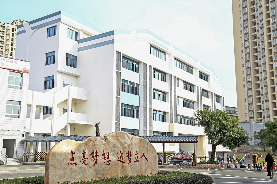 一场低保特困申请对象集体审核确认工作会在龙市镇政府会议室举行