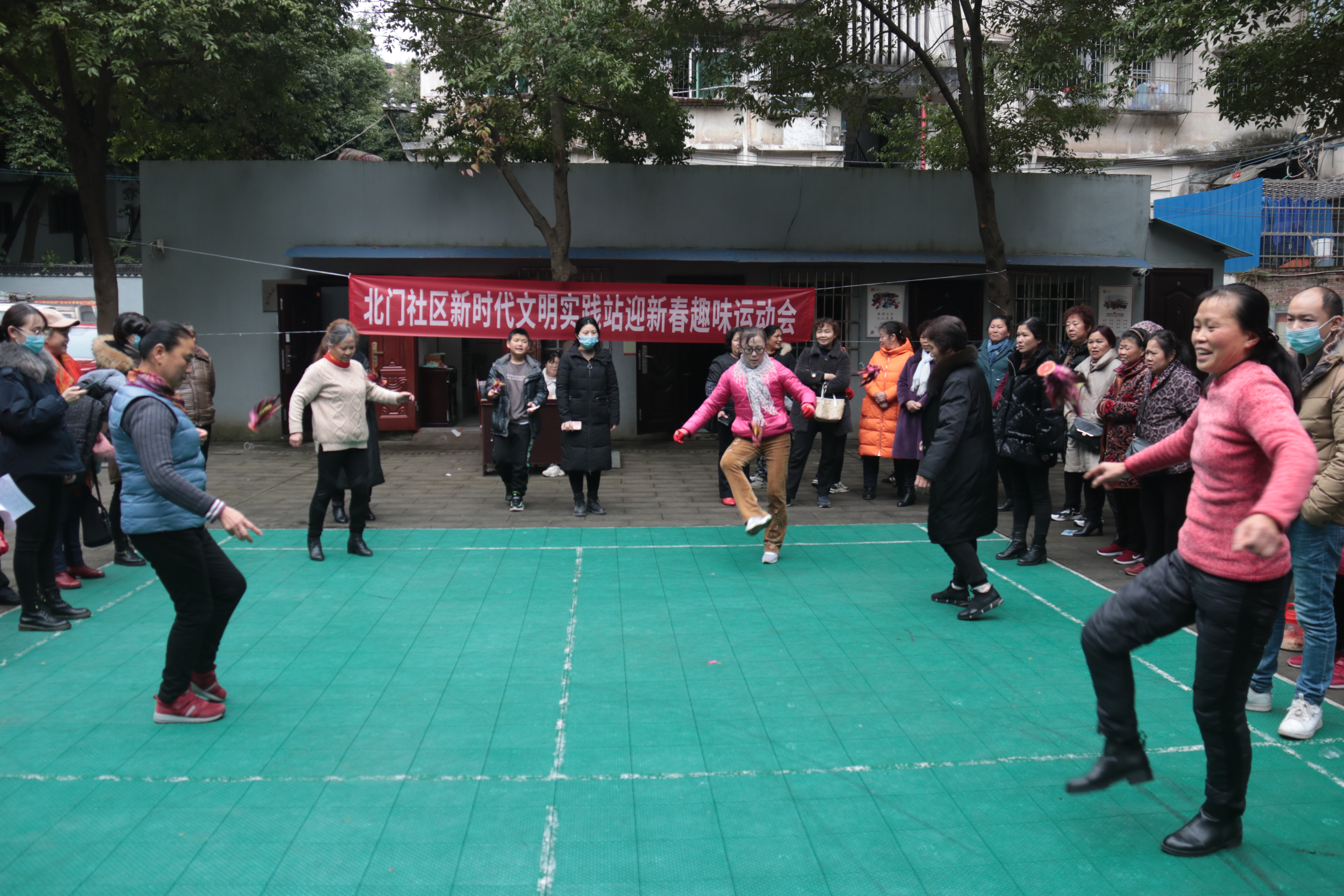 钓鱼城街道北门社区开展趣味运动会欢欢乐乐迎新年