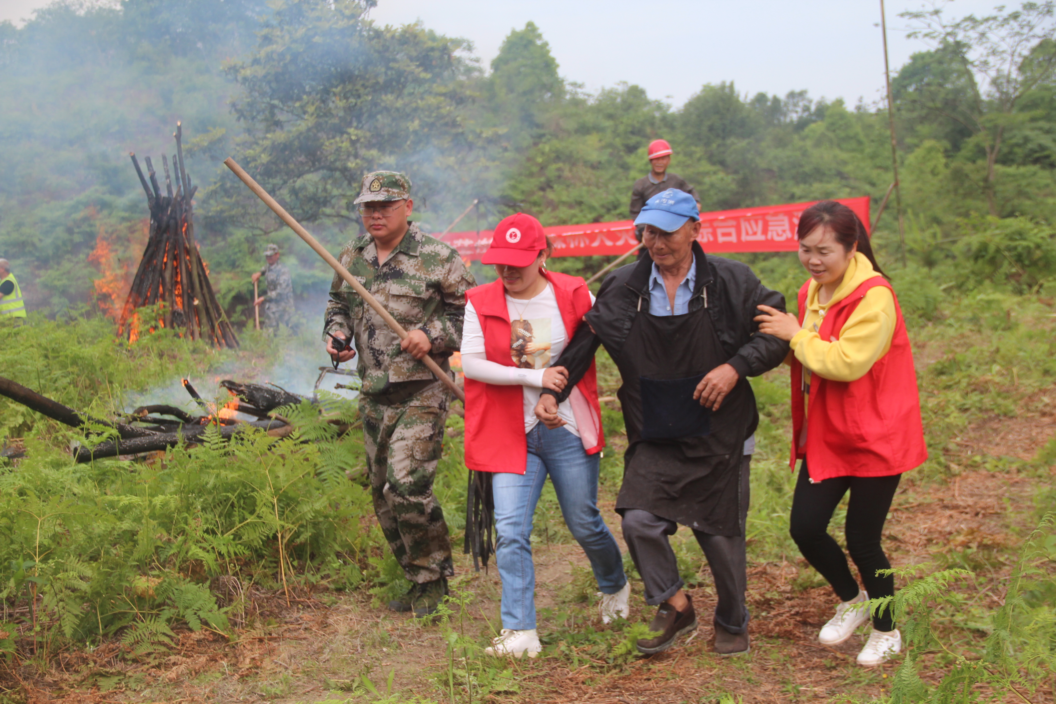 防灭火指挥部接到龙谭村护林员火情报告,龙潭村老岩头突发森林火情