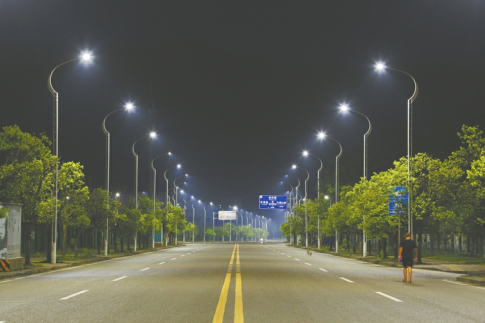 新型路灯扮靓园区保障群众安全出行