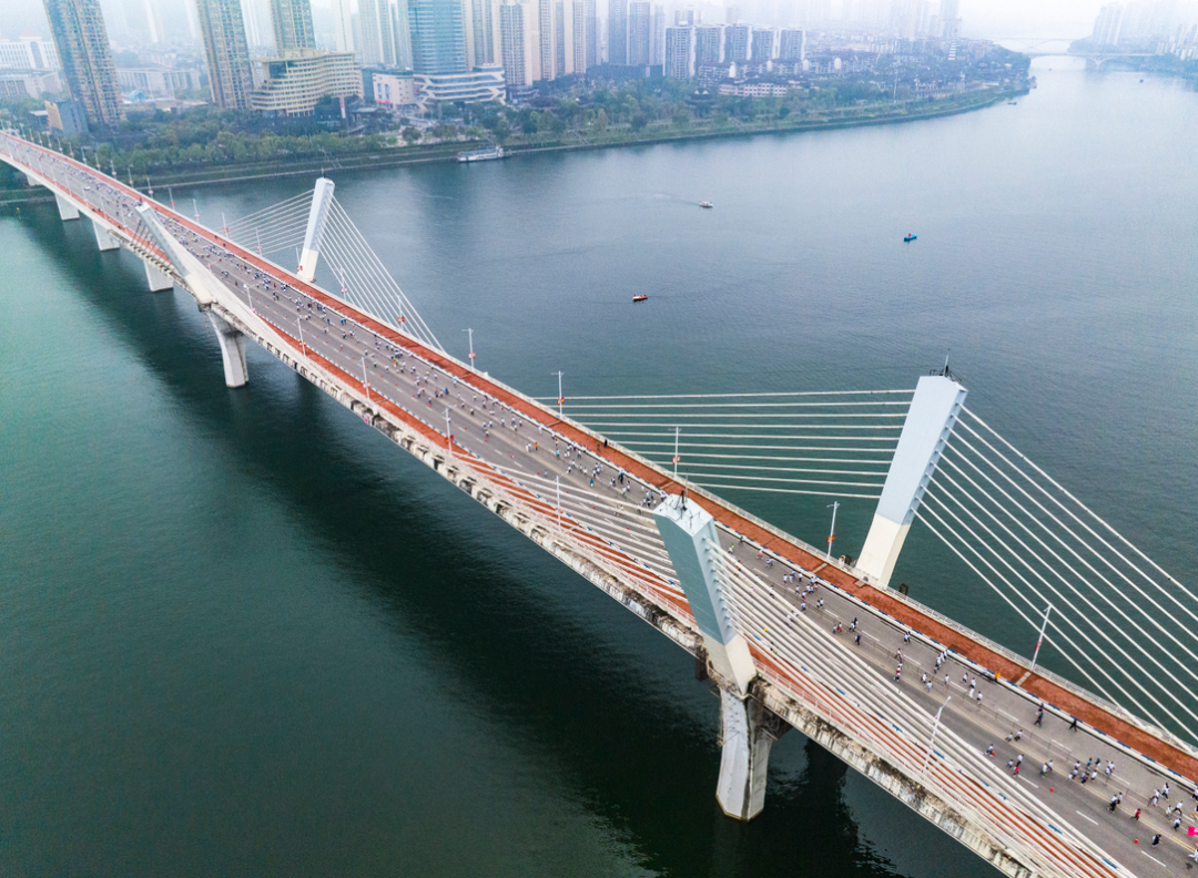 大桥 李文静 摄错过了今年马拉松报名的市民杨成露,一大早就赶到滨江
