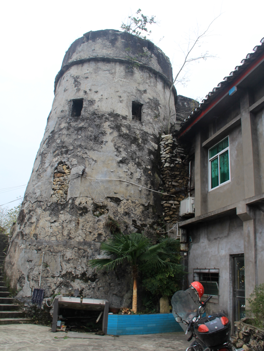 墙体斑驳的碉楼关于碉楼的来历,李光坤介绍说是民生