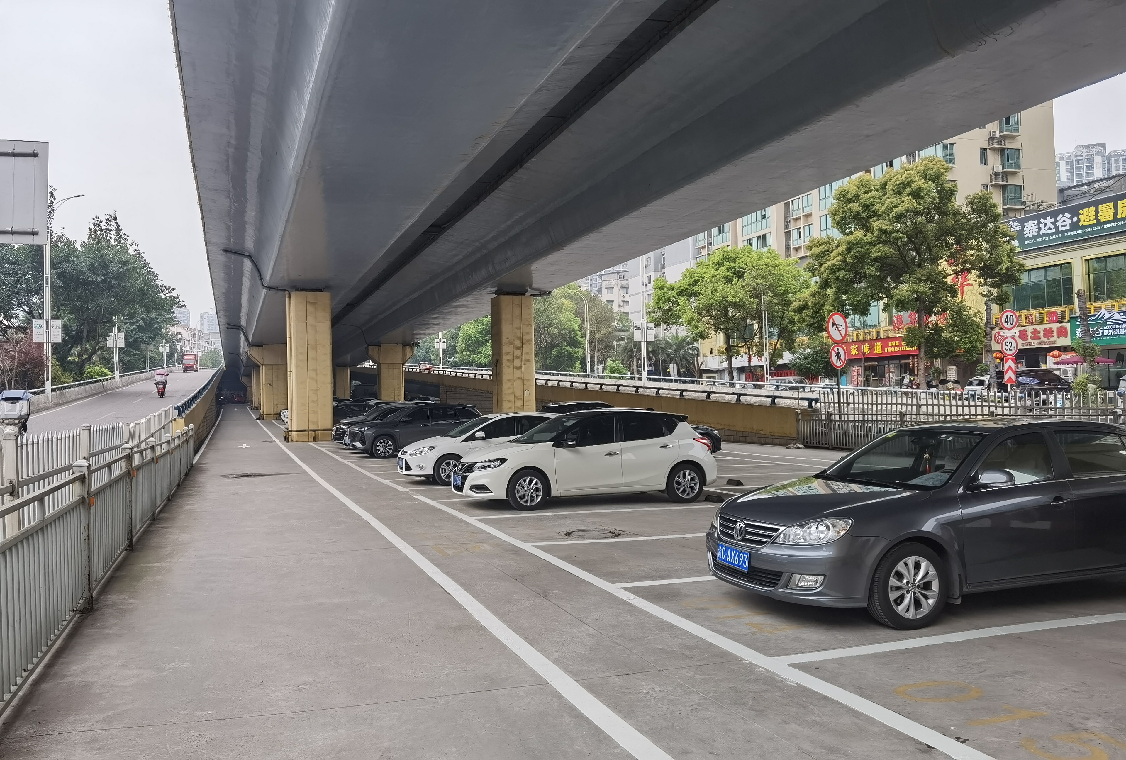 刘鑫宇 摄影报道)"涪江二桥桥下这里停车场很方便,在这边吃饭逛街不愁