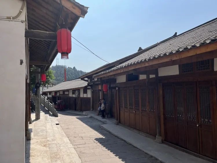 六尺巷故事上演现代版合川渭沱镇村民退墙让路助百年老街换新颜