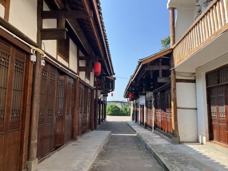 六尺巷故事上演现代版合川渭沱镇村民退墙让路助百年老街换新颜