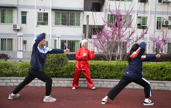 林敏和童方志指导学生练习三元门武术为了让学生更好地了解和传承