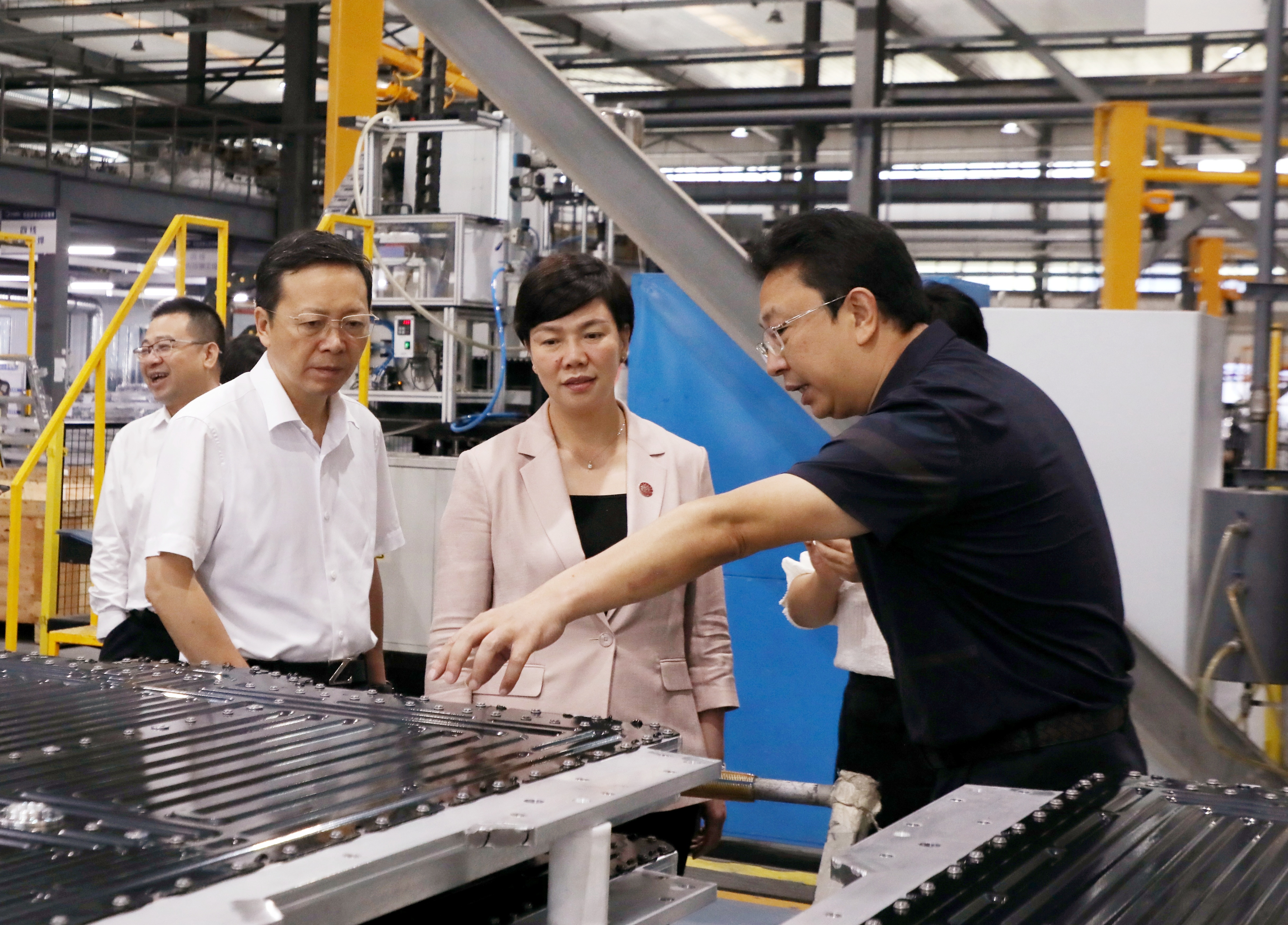 新闻频道>合川新闻> ▲张艳一行参观调研重庆平伟汽车系统有限公司