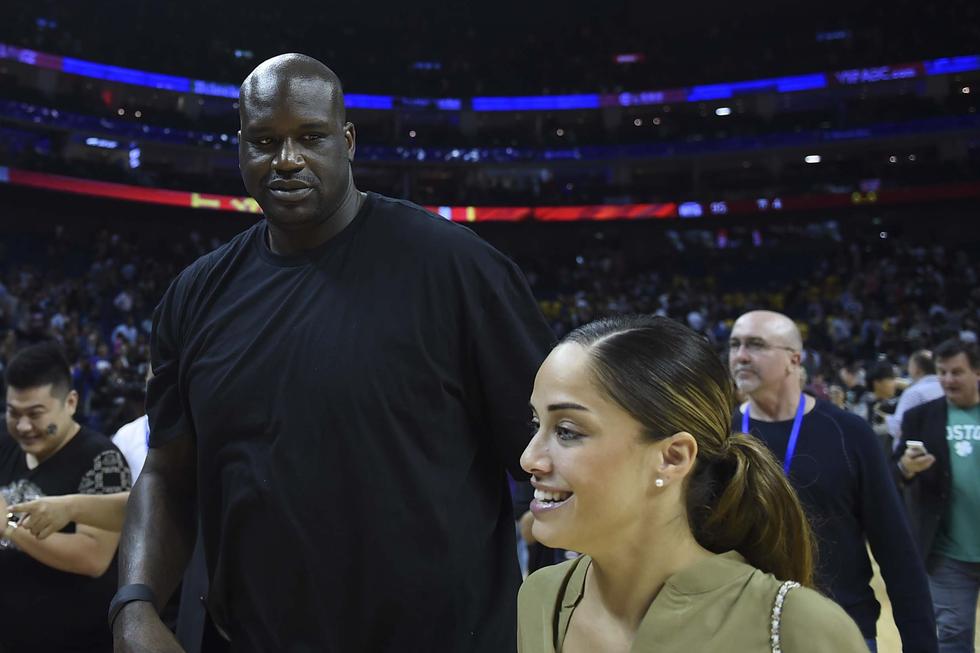 奥尼尔女友亮相中国赛 撒礼物为球迷喝彩