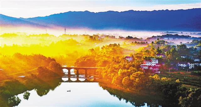 垫江县永安镇双桥村沐浴在晨光中. 通讯员 向晓秋 摄